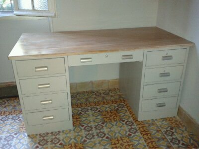Bureau en pin. Relooké par SANDY DECO
