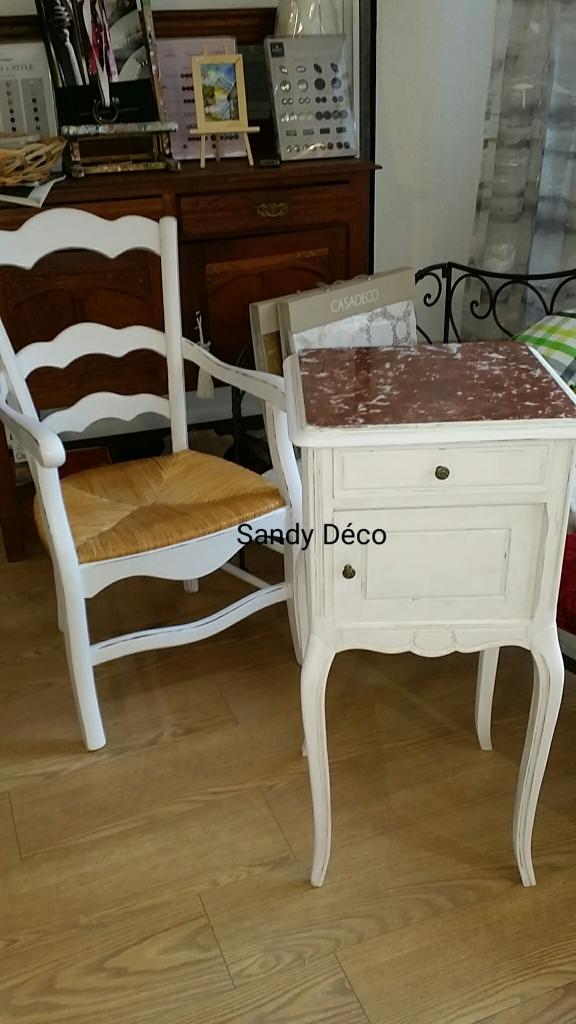 Relooking en Blanc fauteuil et Chevet ancien. 