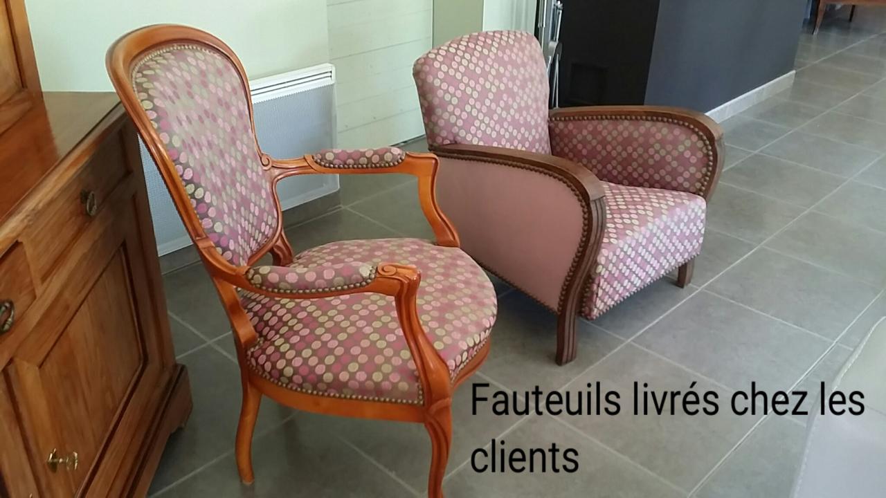 Fauteuil de style Negresco et Cabriolet L.Phiippe recouverts de tissus Chanee/ Deschemaker