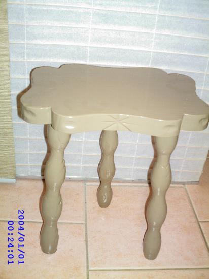 Tabouret ancien relooké couleur taupe brillant.