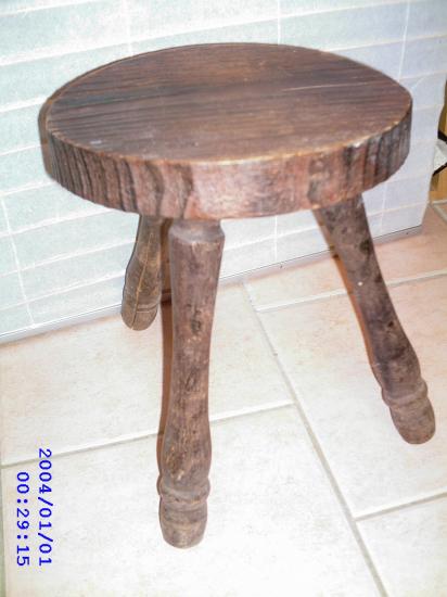 Tabouret ancien en bois.