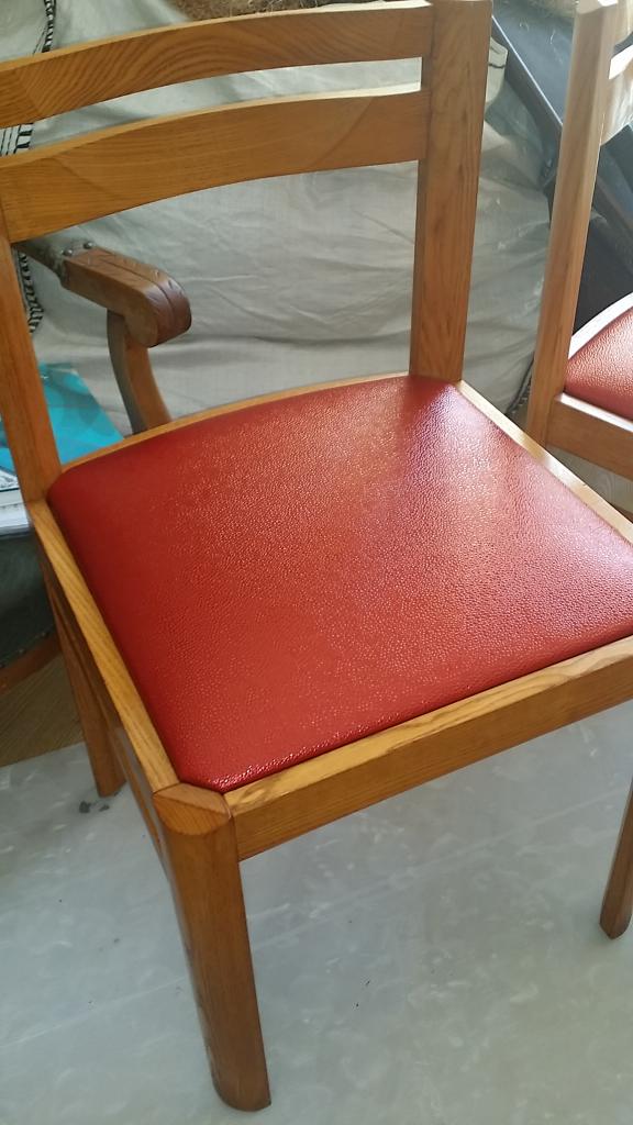 Série de chaises couverte de tissus enduit Carlucci